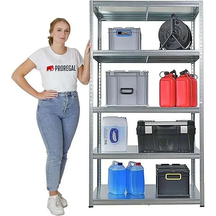 Proregal Metallregal Mega Deal Steel Eagle - Traglast pro Boden: 130 kg, Anzahl Böden: 5 Stk., Stecken, Verzinkt - Ein Metallregal mit fünf Ebenen, beladen mit verschiedenen Gegenständen, neben einer Frau, die ein T-Shirt mit dem Aufdruck "PROREGAL" trägt.