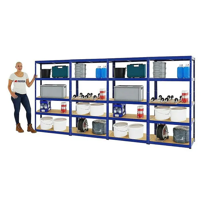 Proregal Schwerlastregal Mega Deal Slim Elephant S - Traglast pro Boden: 350 kg, Anzahl Böden: 5 Stk., Stecken, Blau - Blaues Regal mit vier Etagen, gefüllt mit verschiedenen Artikeln wie Eimern, Kisten und Rollen. Daneben steht eine Frau.