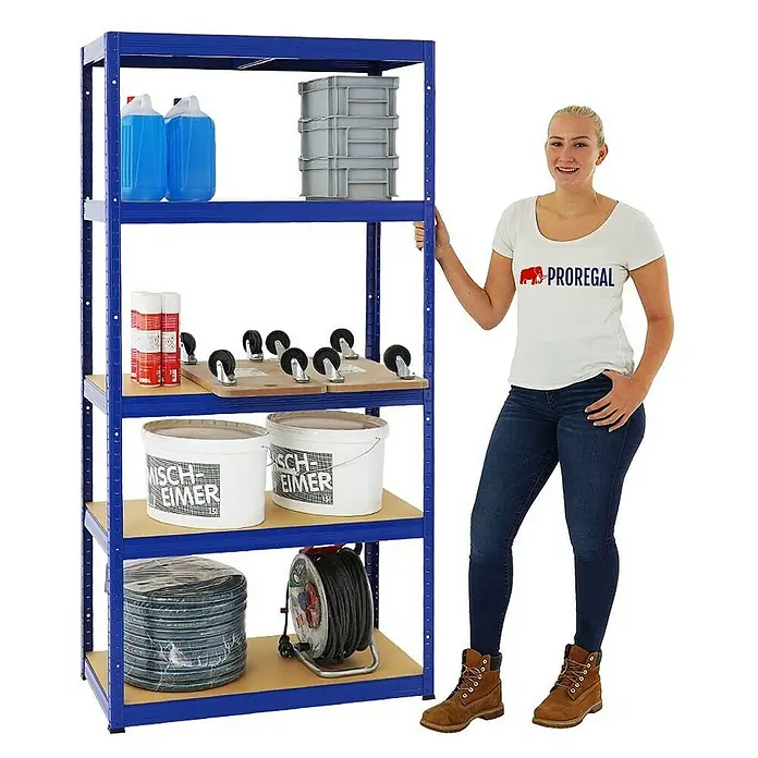 Proregal Schwerlastregal Mega Deal Slim Elephant S - Traglast pro Boden: 350 kg, Anzahl Böden: 5 Stk., Stecken, Blau - Produktbild eines blauen Lagerregals mit fünf Ebenen, beladen mit verschiedenen Gegenständen, daneben eine Frau.