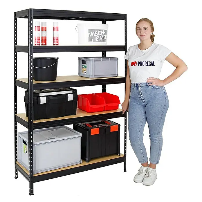 Proregal Schwerlastregal Mega Deal Rivet - Traglast pro Boden: 250 kg, Anzahl Böden: 5 Stk., Stecken, Schwarz - Lagerregal mit fünf Regalböden, beladen mit diversen Behältern, neben einer Frau.