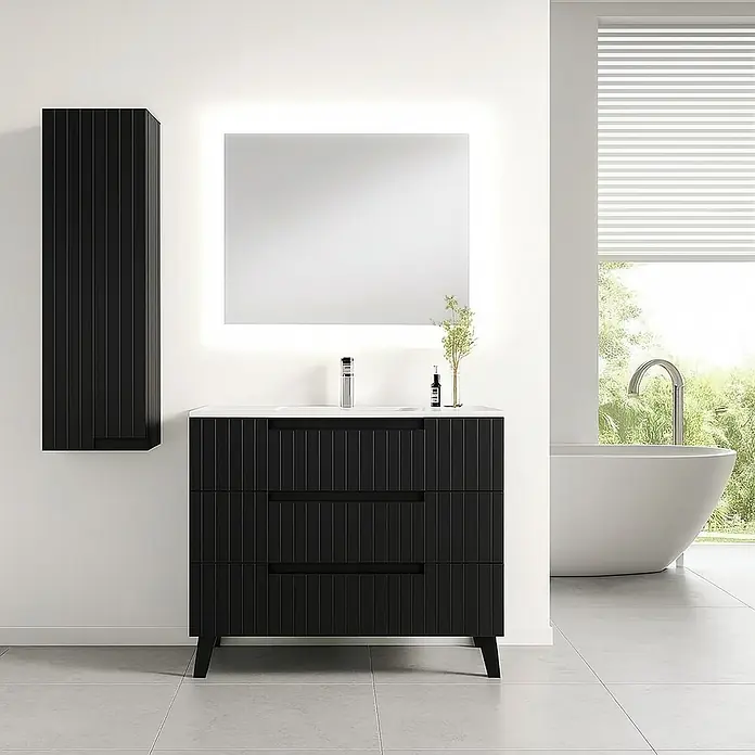 Mueble bajo de lavabo Claire - L x An x Al: 45 x 80 x 81 cm, Negro, 1 seno, empotrado, salida central, Número de cajones: 3 ud. - Un moderno baño interior con un elegante tocador negro con cajones y un espejo iluminado.
