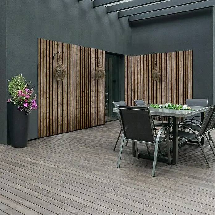 Akustikpaneel Outdoor HydroLine - Braun, 2.400 x 561 x 28 mm - Stilvolles Outdoor-Ambiente mit einem modernen Gartentischset und Holzelementen, ideal für entspannte Stunden im Freien.