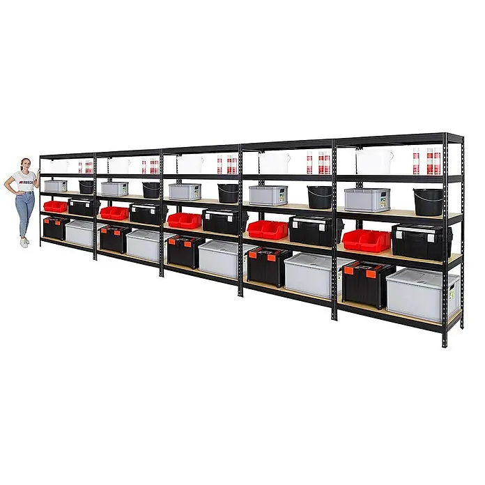 Proregal Schwerlastregal Mega Deal Rivet - Traglast pro Boden: 250 kg, Anzahl Böden: 5 Stk., Stecken, Schwarz - Aufnahme eines Regalträgersystems mit zahlreichen Behältern in verschiedenen Farben und einer lächelnden Frau.