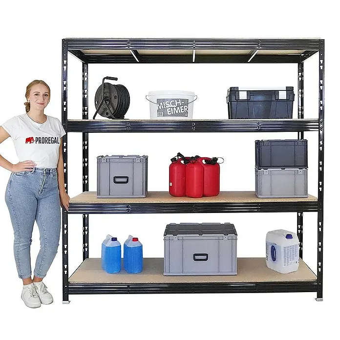 Proregal Schwerlastregal Mega Deal Profi RHINO - Traglast pro Boden: 500 kg, Anzahl Böden: 4 Stk., Stecken, Schwarz - Lagerregal mit drei Ebenen und diversen Gegenständen, daneben eine Frau zur Größenorientierung.