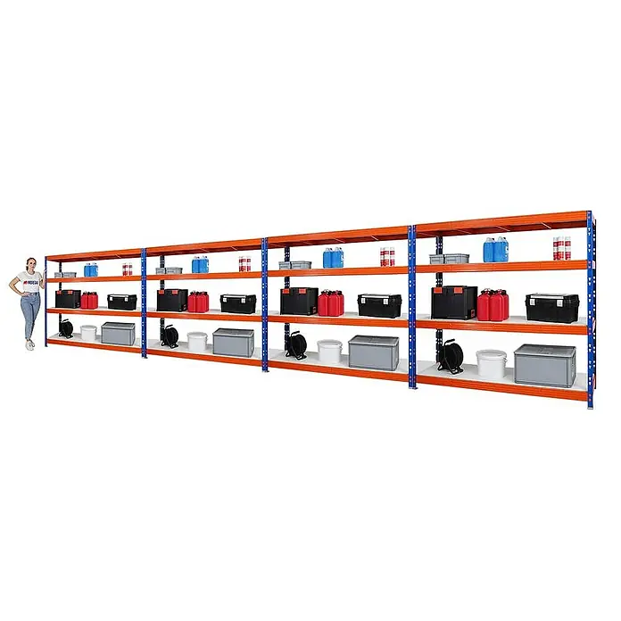 Proregal Schwerlastregal Mega Deal Profi RHINO - Traglast pro Boden: 500 kg, Anzahl Böden: 4 Stk., Stecken, Blau-Orange - Das Bild zeigt ein großes Regal mit drei Ebenen, das mit verschiedenen Gegenständen wie Kisten und Behältern gefüllt ist.