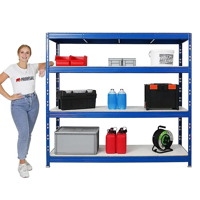Proregal Schwerlastregal Mega Deal Profi RHINO - Traglast pro Boden: 500 kg, Anzahl Böden: 4 Stk., Stecken, Blau - Blaues Metallregal mit vier Ebenen, beladen mit Lagerbehältern und einer jungen Frau daneben, die es präsentiert.