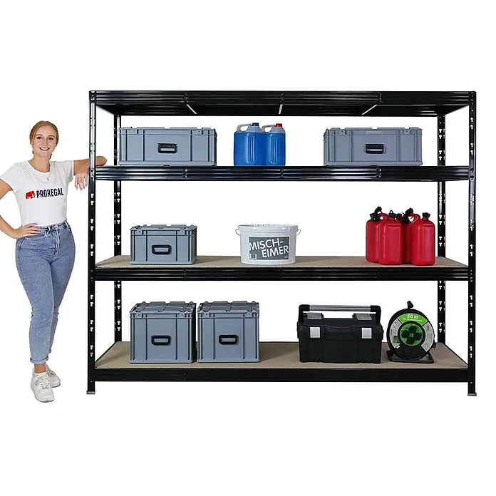 Proregal Schwerlastregal Mega Deal Profi RHINO - Traglast pro Boden: 450 kg, Anzahl Böden: 4 Stk., Stecken, Schwarz - Schwarzes Schwerlastregal mit drei Ebenen, beladen mit Kisten, Kanistern und Werkzeug, neben einer Frau.