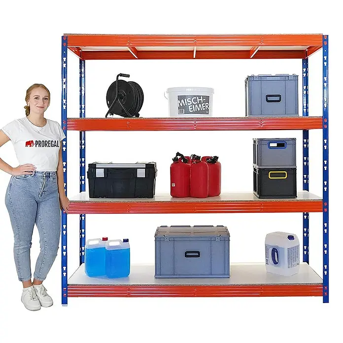 Proregal Schwerlastregal Mega Deal Profi RHINO - Traglast pro Boden: 500 kg, Anzahl Böden: 4 Stk., Stecken, Blau-Orange - Ein großes Schwerlastregal mit vier Ebenen, beladen mit Werkzeugen, Behältern und Kanistern. Eine Frau steht daneben für Größenvergleich.