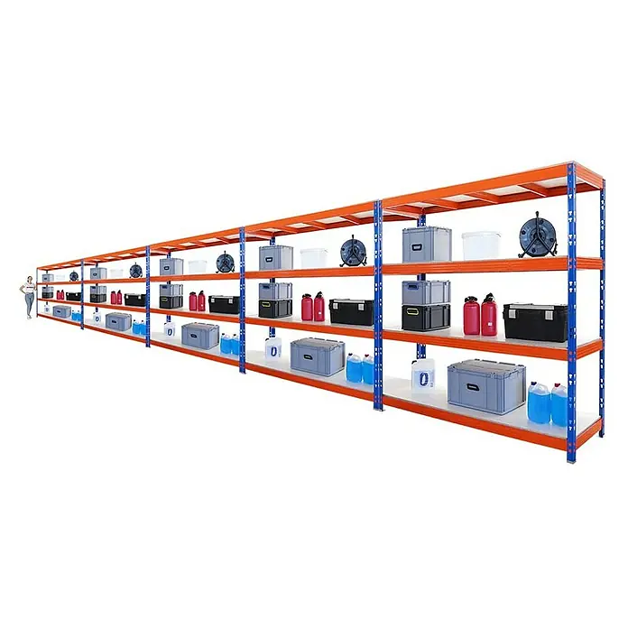 Proregal Schwerlastregal Mega Deal Profi RHINO - Traglast pro Boden: 500 kg, Anzahl Böden: 4 Stk., Stecken, Blau-Orange - Langes, begehbares Schwerlastregal mit gelagerten Kunststoffbehältern, Kanistern und einer Person zur Größenorientierung.