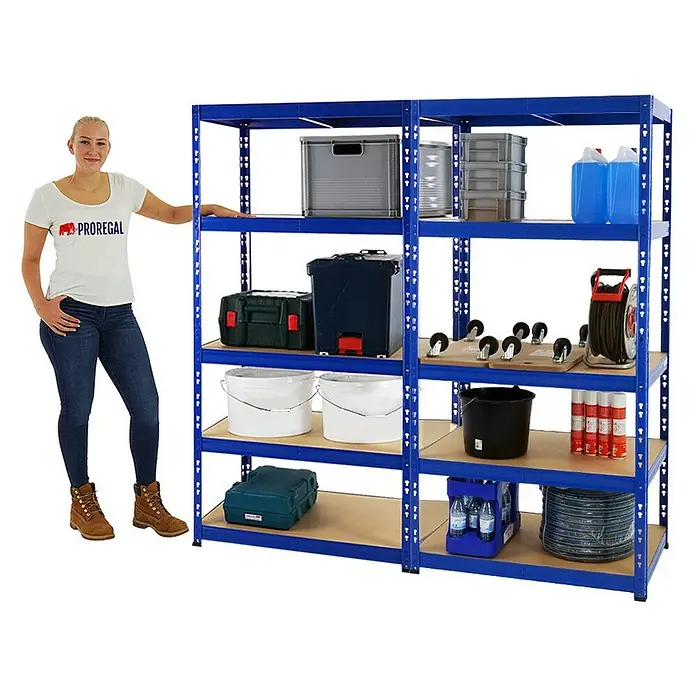 Proregal Schwerlastregal Mega Deal Tiger - H x B x T: 180 x 180 x 60 cm, Traglast pro Boden: 265 kg, Anzahl Böden: 5 Stk., Stecken, Blau - Ein blaues Schwerlastregal mit mehreren Regalböden, auf denen verschiedene Gegenstände wie Kisten, Eimer und Flaschen platziert sind.
