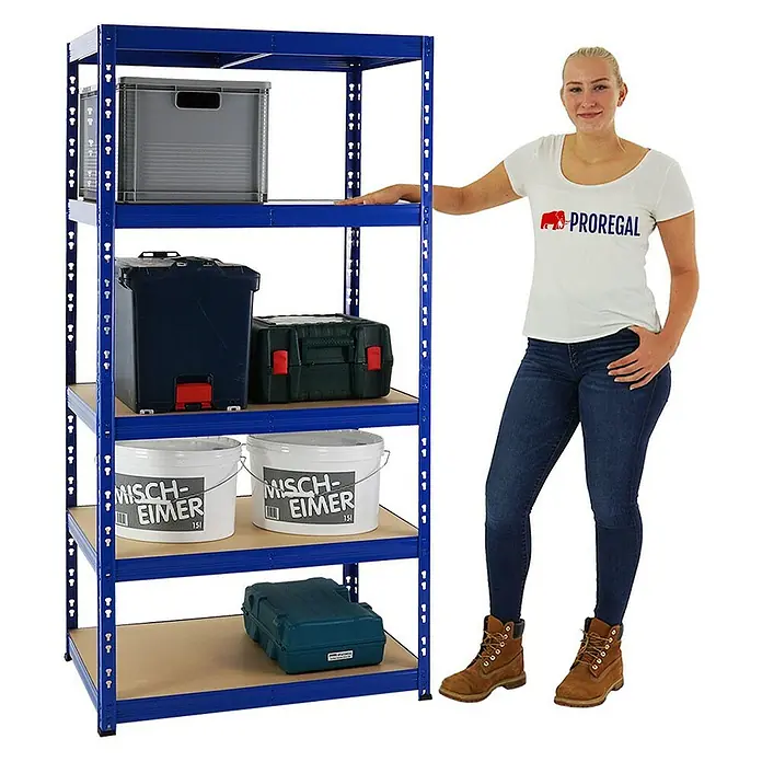Proregal Schwerlastregal Mega Deal Tiger - H x B x T: 180 x 180 x 60 cm, Traglast pro Boden: 265 kg, Anzahl Böden: 5 Stk., Stecken, Blau - Ein blaues Schwerlastregal mit fünf Fächern, beladen mit Werkzeugkästen, Eimern und einer Frau, die daneben steht.