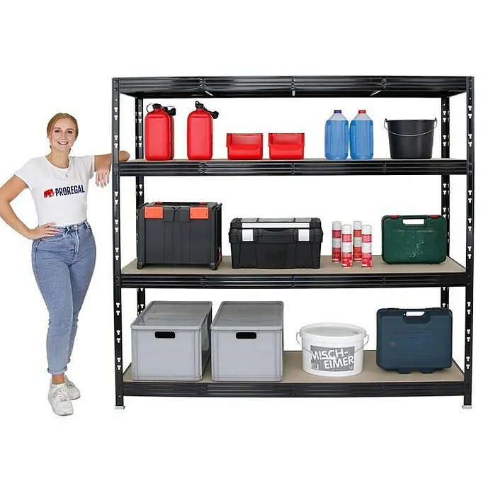 Proregal Schwerlastregal Mega Deal Profi RHINO - Traglast pro Boden: 500 kg, Anzahl Böden: 4 Stk., Stecken, Schwarz - Ein Regal mit Werkzeugen und Behältern, daneben eine Frau, die sich anlehnt. Praktische Aufbewahrungslösung für Werkstatt oder Garage.