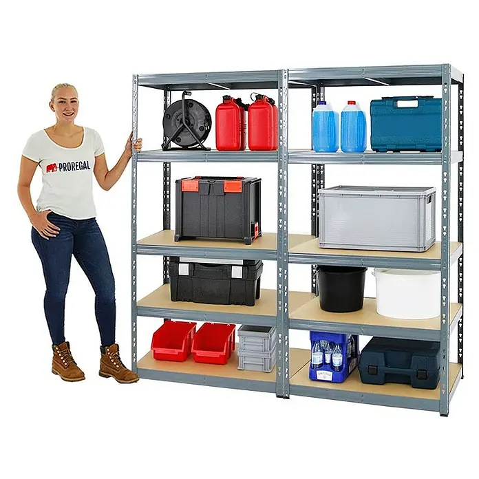 Proregal Schwerlastregal Mega Deal Tiger - H x B x T: 180 x 90 x 60 cm, Traglast pro Boden: 265 kg, Anzahl Böden: 5 Stk., Stecken, Grau - Eine Frau steht neben einem grauen Metallregal mit Holzregalböden, gefüllt mit verschiedenen Behältern und Werkzeugen.