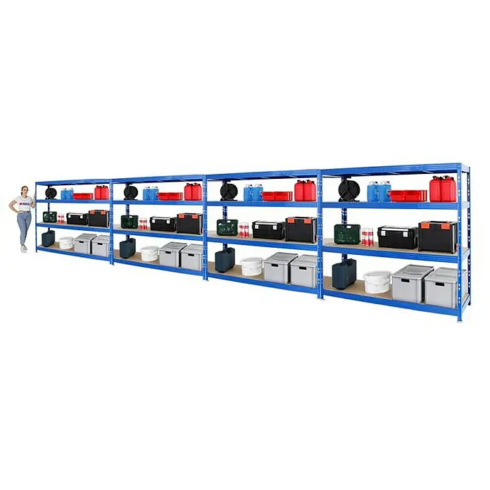 Proregal Schwerlastregal Mega Deal Profi RHINO - Traglast pro Boden: 500 kg, Anzahl Böden: 4 Stk., Stecken, Blau - Blaue Schwerlastregale mit vier Ebenen voller Lagerbehälter und Werkzeuge, neben denen eine Person für die Skalierung steht.