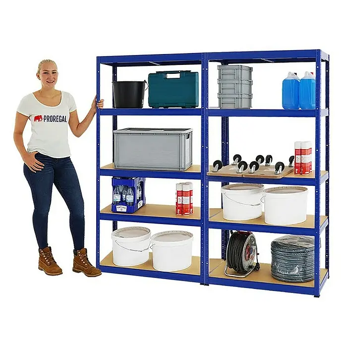 Proregal Schwerlastregal Mega Deal Slim Elephant S - H x B x T: 180 x 180 x 45 cm, Traglast pro Boden: 350 kg, Anzahl Böden: 5 Stk., Stecken, Blau - Regal mit Aufbewahrungsbehältern und einer Frau daneben, die das Regal präsentiert. Das blaue Regal bietet viel Stauraum.