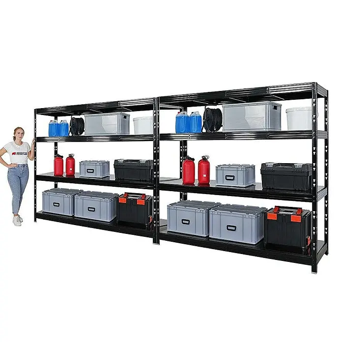 Proregal Schwerlastregal Mega Deal Profi RHINO - Traglast pro Boden: 500 kg, Anzahl Böden: 4 Stk., Stecken, Schwarz - Schwarzes Regal mit vier Ebenen und verschiedenen Behältern zur Aufbewahrung von Gegenständen, neben einer Frau stehend.