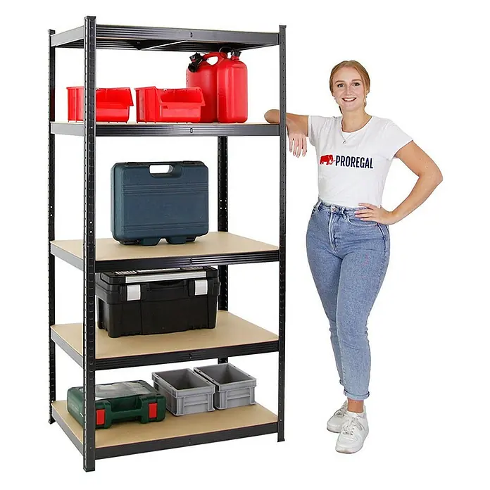 Proregal Schwerlastregal Mega Deal TAURUS 4 Stück - Traglast pro Boden: 175 kg, Anzahl Böden: 5 Stk., Stecken, Schwarz - Metallregal mit 5 Ebenen und verschiedenen Aufbewahrungsboxen, präsentiert von einer Frau.