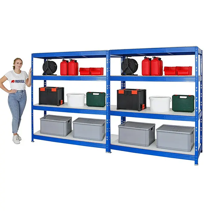Proregal Schwerlastregal Mega Deal Profi RHINO - Traglast pro Boden: 500 kg, Anzahl Böden: 4 Stk., Stecken, Blau - Regal mit vier Ebenen, beladen mit verschiedenen Behältern und einer Frau für Größenvergleich.