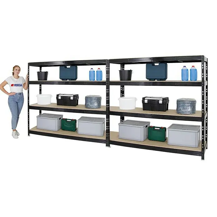 Proregal Schwerlastregal Mega Deal Profi RHINO - Traglast pro Boden: 500 kg, Anzahl Böden: 4 Stk., Stecken, Schwarz - Abbildung eines stabilen, schwarzen Metallregals mit mehreren Ablageflächen, auf denen diverse Lagerbehälter und Werkzeugkisten platziert sind.