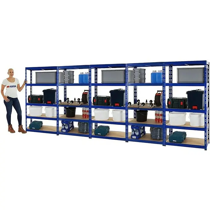Proregal Schwerlastregal Mega Deal Tiger - Traglast pro Boden: 265 kg, Anzahl Böden: 5 Stk., Stecken, Blau - Ein blaues Metallregal mit fünf Fächern, gefüllt mit verschiedenen Lagergegenständen, mit einer Frau, die daneben steht, zur Größenorientierung.