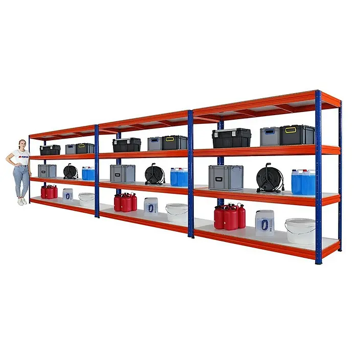 Proregal Schwerlastregal Mega Deal DINO - H x B x T: 180 x 200 x 60 cm, Traglast pro Boden: 500 kg, Anzahl Böden: 4 Stk., Stecken, Blau-Orange - Das Bild zeigt ein langes, mehrstöckiges Lagerregal mit mehreren Behältern, Kanistern und Kabeltrommeln. Ein Mensch steht daneben, um die Größe zu verdeutlichen.
