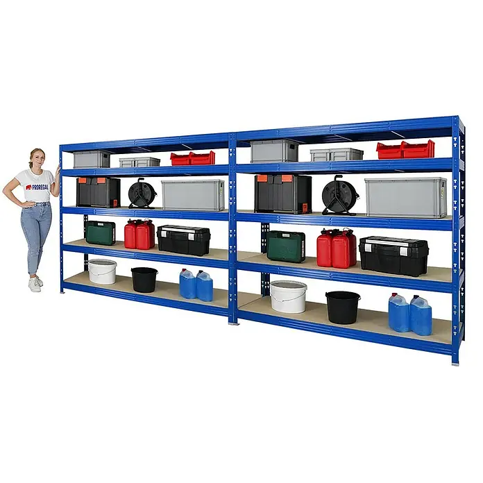 Proregal Schwerlastregal Mega Deal Profi RHINO - H x B x T: 180 x 200 x 60 cm, Traglast pro Boden: 500 kg, Anzahl Böden: 5 Stk., Stecken, Blau - Lagerregal mit fünf Ebenen, beladen mit diversen Kisten, Kanistern und Eimern, daneben eine Frau zur Größenorientierung.