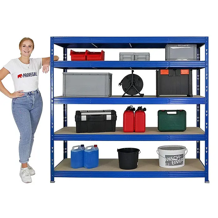 Proregal Schwerlastregal Mega Deal Profi RHINO - Traglast pro Boden: 500 kg, Anzahl Böden: 5 Stk., Stecken, Blau - Produktfoto eines blauen Schwerlastregals mit Holzregalböden, das mit verschiedenen Gegenständen gefüllt ist.