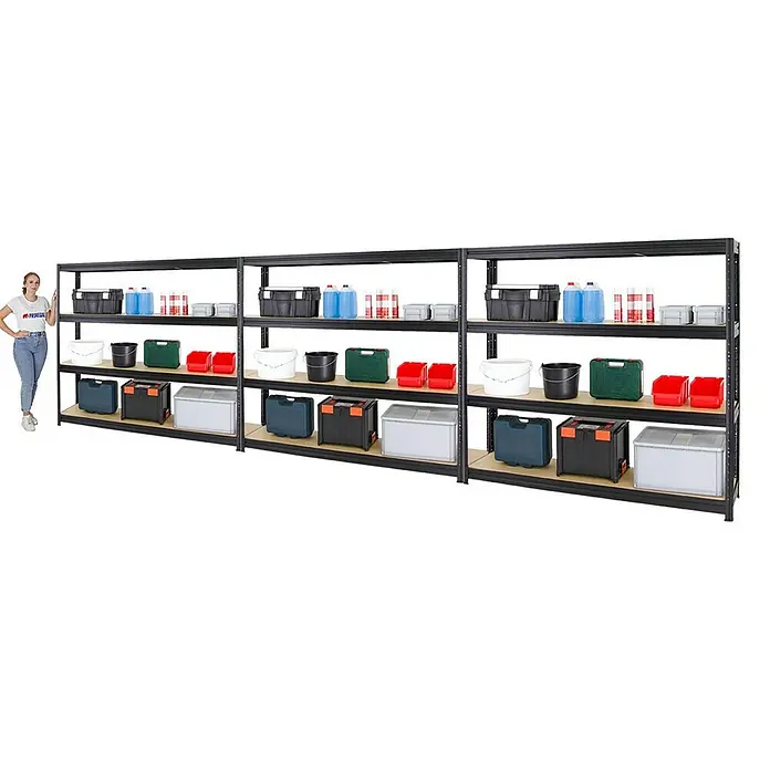 Proregal Schwerlastregal Mega Deal DINO - Traglast pro Boden: 500 kg, Anzahl Böden: 4 Stk., Stecken, Schwarz - Drei schwarze Schwerlastregale mit mehreren Regalböden, beladen mit verschiedenen Aufbewahrungsboxen und Behältern, neben einer Frau.
