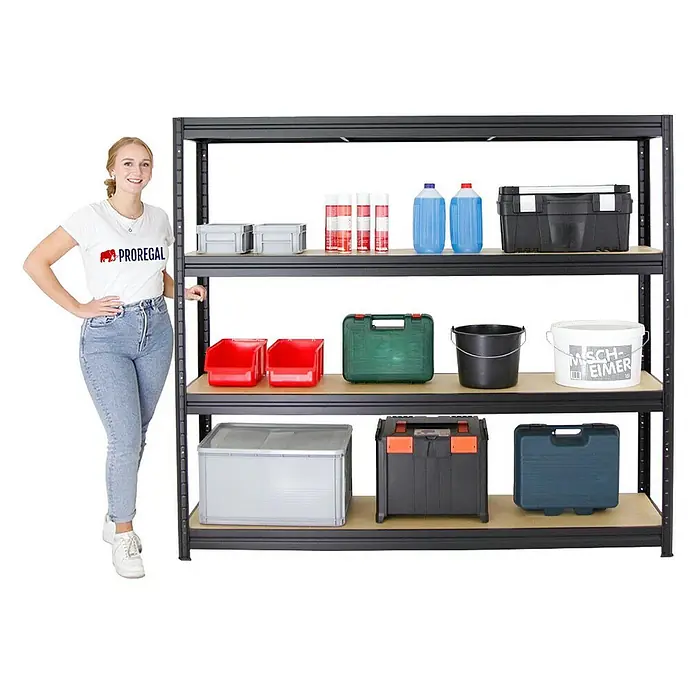 Proregal Schwerlastregal Mega Deal DINO - Traglast pro Boden: 500 kg, Anzahl Böden: 4 Stk., Stecken, Schwarz - Ein schwarzes Metallregal mit Holzböden, gefüllt mit verschiedenen Aufbewahrungsboxen und Werkzeugen. Eine Frau steht daneben zur Größenreferenz.