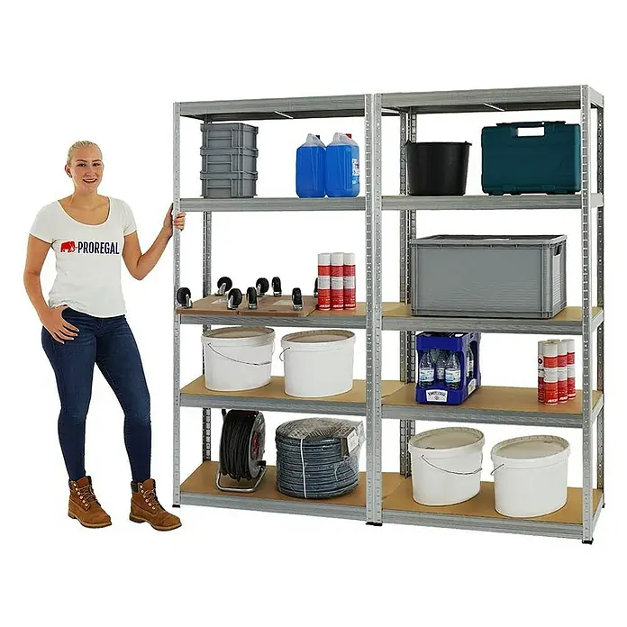 Proregal Schwerlastregal Mega Deal Slim Elephant S - Traglast pro Boden: 350 kg, Anzahl Böden: 5 Stk., Stecken, Verzinkt - Auf dem Bild ist ein Regal mit diversen Lagergegenständen und einer Frau zu sehen. Das Regal bietet viel Stauraum für verschiedene Gegenstände.