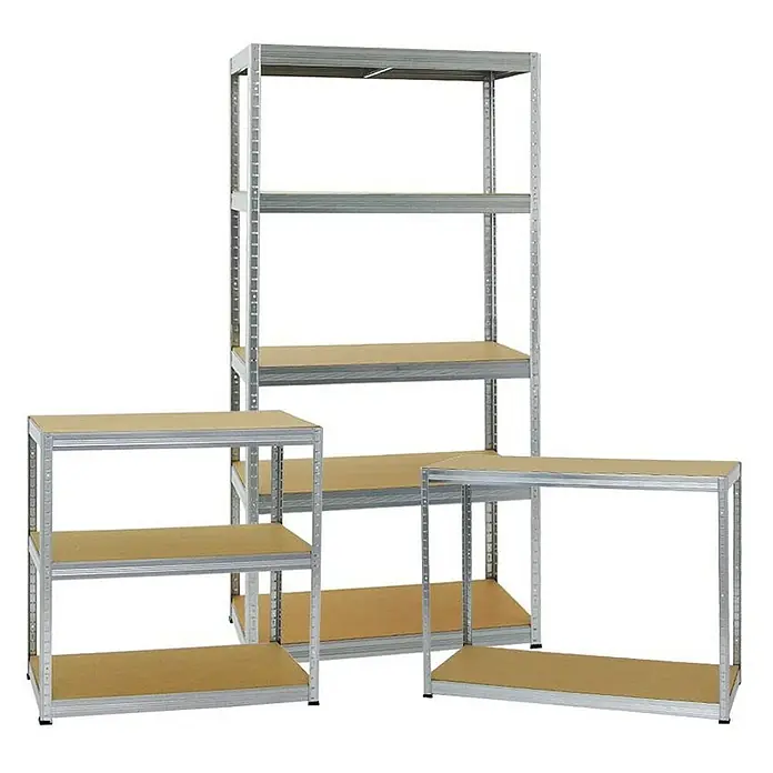 Proregal Schwerlastregal Mega Deal Slim Elephant S - Traglast pro Boden: 350 kg, Anzahl Böden: 5 Stk., Stecken, Verzinkt - Das Bild zeigt eine Reihe von grauen Metallregalen mit Holzregalböden in verschiedenen Größen und Höhen, die für Lagerzwecke geeignet sind.