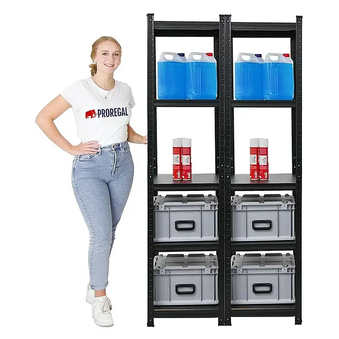 Proregal Metallregal Mega Deal All Black Series Ragnar - H x B x T: 180 x 45 x 45 cm, Traglast pro Boden: 100 kg, Anzahl Böden: 5 Stk., Stecken, Schwarz - Abbildung eines schwarzen Metallregals mit vier Ebenen, beladen mit Behältern und Kanistern.