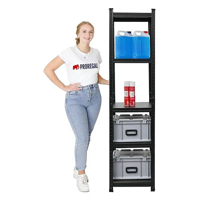 Proregal Metallregal All Black Series Ragnar - Traglast pro Boden: 100 kg, Anzahl Böden: 5 Stk., Stecken, Schwarz - Eine junge Frau steht neben einem schwarzen Metallregal mit 5 Ebenen, das mit verschiedenen Gegenständen wie Kanistern und Kisten befüllt ist.