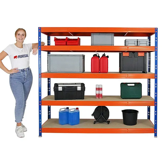Proregal Schwerlastregal Mega Deal Profi RHINO - Traglast pro Boden: 500 kg, Anzahl Böden: 5 Stk., Stecken, Blau - Produktfoto: Ein orangefarbenes Schwerlastregal mit fünf Ebenen, gefüllt mit Werkzeugen und Behältern, neben einer Frau.