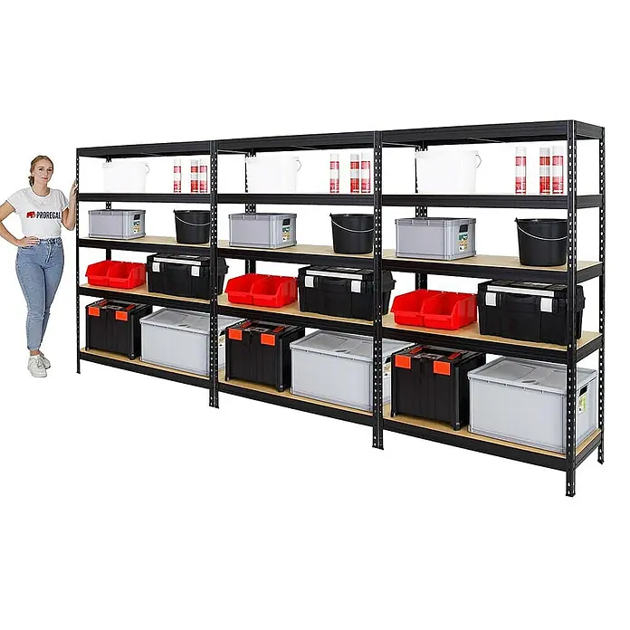 Proregal Schwerlastregal Mega Deal Rivet - Traglast pro Boden: 250 kg, Anzahl Böden: 5 Stk., Stecken, Schwarz - Das Bild zeigt ein großes, schwarzes Schwerlastregal mit Holzböden, das mit verschiedenen Boxen und Behältern gefüllt ist.