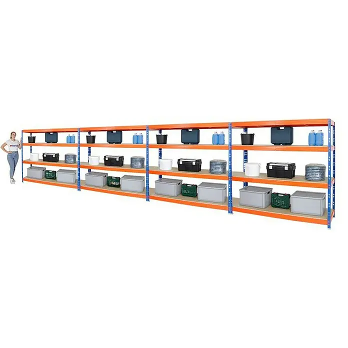 Proregal Schwerlastregal Mega Deal Profi RHINO - Traglast pro Boden: 500 kg, Anzahl Böden: 4 Stk., Stecken, Blau-Orange - Abbildung eines orangefarbenen Regals mit vier Ebenen, bestückt mit verschiedenartigen Aufbewahrungsboxen. Daneben eine Frau zum Größenvergleich.