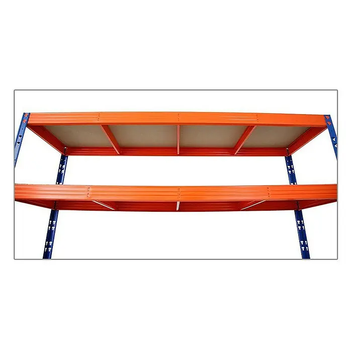 Proregal Schwerlastregal Mega Deal Profi RHINO - Traglast pro Boden: 500 kg, Anzahl Böden: 4 Stk., Stecken, Blau-Orange - Ansicht von unten auf ein blau-oranges Schwerlastregal. Das Regal ist robust und bietet viel Stauraum.