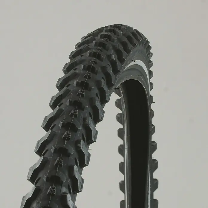 Fischer Fahrradreifen - Pannensicher, Umlaufender Reflexstreifen, Geeignet für: Mountainbike-Räder, 26 ", 1,95 " - Nahaufnahme eines Mountainbike-Reifens mit aggressivem Profil für optimalen Grip im Gelände. Ideal für Offroad-Abenteuer.