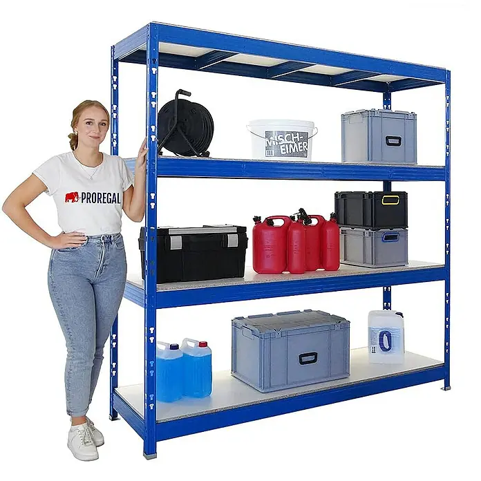 Proregal Schwerlastregal Profi RHINO - H x B x T: 200 x 200 x 60 cm, Traglast pro Boden: 500 kg, Anzahl Böden: 4 Stk., Stecken, Schwarz - Ein blaues Schwerlastregal mit vier Ebenen, beladen mit verschiedenen Lagerbehältern und einer Person, die daneben steht.