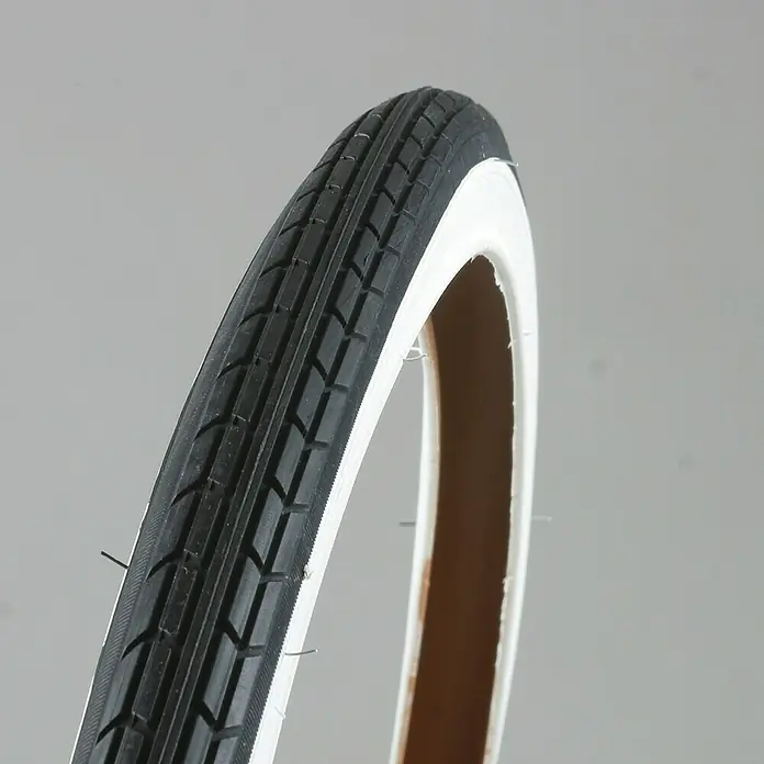 Fischer Fahrradreifen - Geeignet für: Straße, 28 ", 1,625 ", Schwarz/Weiß - Nahaufnahme eines Fahrradreifens mit Weißwandreifen auf grauem Hintergrund.