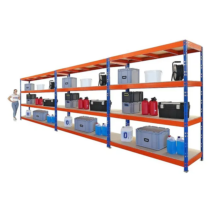 Proregal Schwerlastregal Mega Deal Profi RHINO - H x B x T: 200 x 200 x 60 cm, Traglast pro Boden: 500 kg, Anzahl Böden: 4 Stk., Stecken, Blau-Orange - Bild eines langen, mit verschiedenen Artikeln gefüllten Lagerregals mit orangefarbenen Rahmen und blauen Pfosten, das eine effiziente Organisation ermöglicht.
