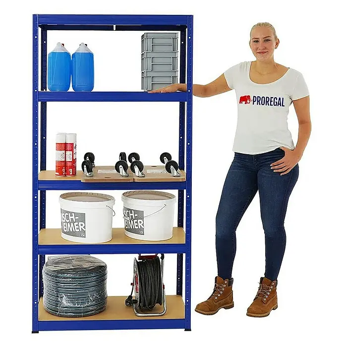 Proregal Schwerlastregal Slim Elephant S - H x B x T: 180 x 90 x 45 cm, Traglast pro Boden: 350 kg, Anzahl Böden: 5 Stk., Stecken, Blau - Regal mit blauen Metallrahmen und vier Holzböden, gefüllt mit verschiedenen Gegenständen und einer Frau, die daneben steht.