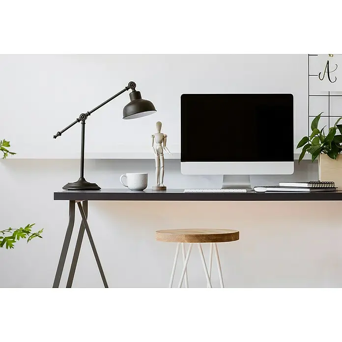 Tischplatte - Schwarz, 180 cm x 80 cm x 25 mm - Elegantes Büroumfeld mit einem minimalistischen Schreibtisch, einer justierbaren Lampe, einem Computer und einem Holzhocker, das moderne Design ausstrahlt.