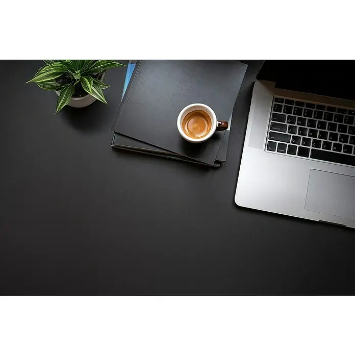 Tischplatte - Schwarz, 180 cm x 80 cm x 25 mm - Draufsicht auf einen schwarzen Schreibtisch mit einer Zimmerpflanze, einem Laptop, einer Tasse Espresso und Büchern für ein stilvolles Arbeitsambiente.