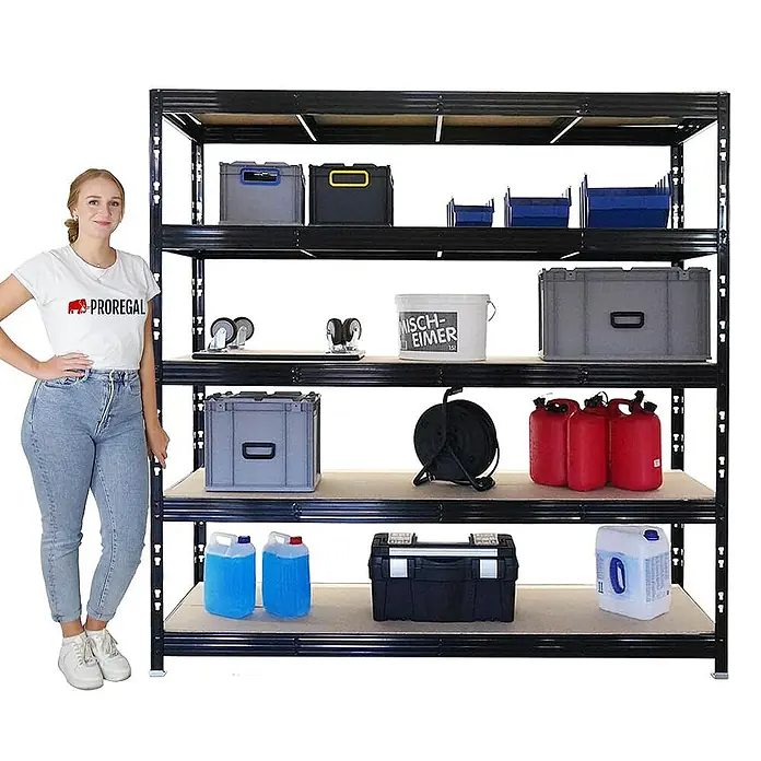 Proregal Schwerlastregal Mega Deal Profi RHINO - Traglast pro Boden: 500 kg, Anzahl Böden: 5 Stk., Stecken, Schwarz - Produktansicht eines schwarzen Lagerregals mit fünf Regalebenen, bestückt mit verschiedenen Aufbewahrungsboxen und Behältern.