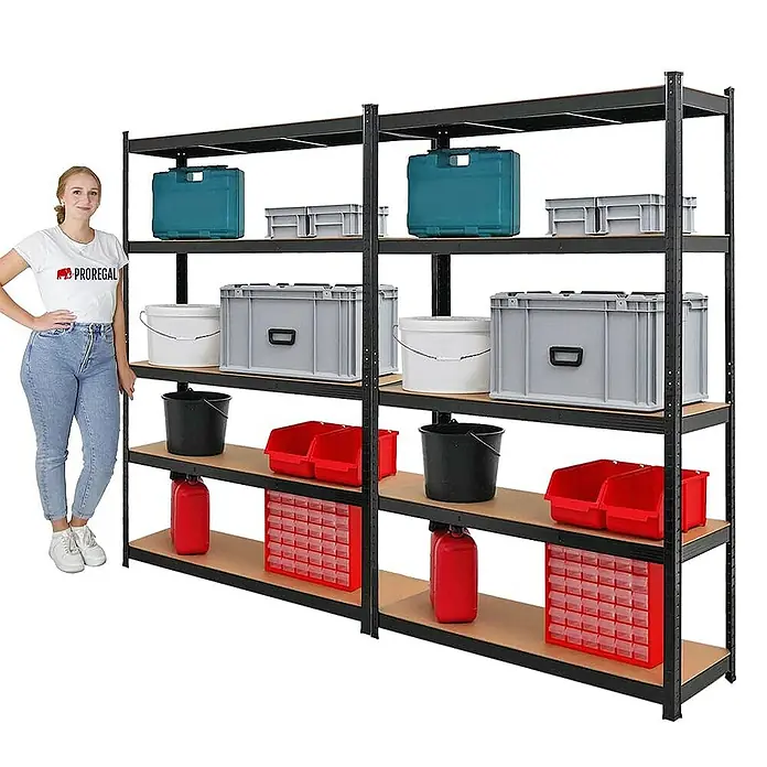 Proregal Schwerlastregal Mega Deal Ragnar - H x B x T: 180 x 120 x 40 cm, Traglast pro Boden: 175 kg, Anzahl Böden: 5 Stk., Stecken, Schwarz - Regal mit fünf Regalböden, gefüllt mit verschiedenen Behältern und Kästen, neben einer Frau für den Größenvergleich.