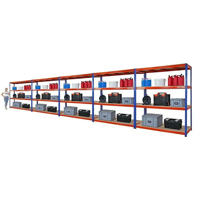 Proregal Schwerlastregal Mega Deal BISON - H x B x T: 200 x 180 x 60 cm, Traglast pro Boden: 600 kg, Anzahl Böden: 4 Stk., Stecken, Blau-Orange - Langes, oranges und blaues Lagerregal mit verschiedenen Behältern und Werkzeugkästen in einem Lagerraum zur Aufbewahrung von Gegenständen.