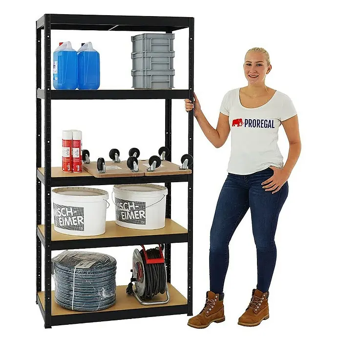 Proregal Schwerlastregal Mega Deal Slim Elephant S - Traglast pro Boden: 350 kg, Anzahl Böden: 5 Stk., Stecken, Schwarz - Schwarzes Metallregal mit Holzregalböden, das mit verschiedenen Gegenständen wie Kanistern, Eimern und Kabeltrommeln gefüllt ist.