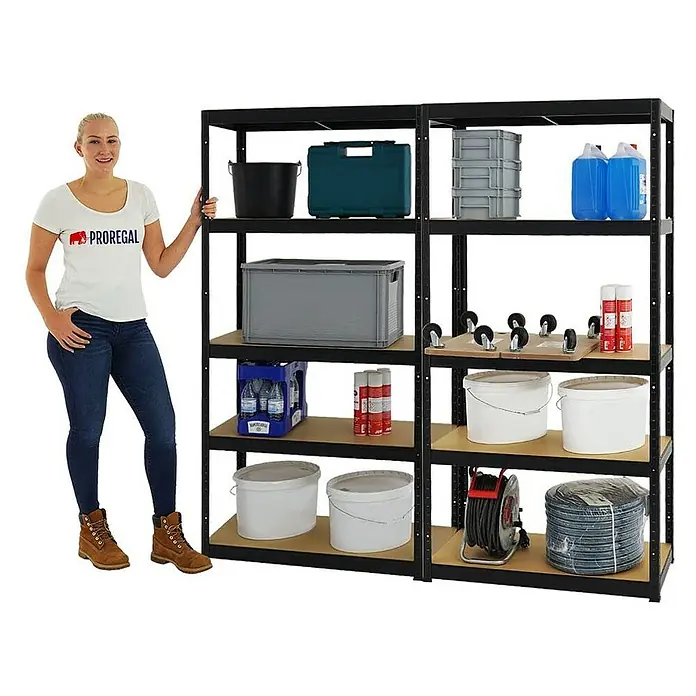 Proregal Schwerlastregal Mega Deal Slim Elephant S - Traglast pro Boden: 350 kg, Anzahl Böden: 5 Stk., Stecken, Schwarz - Ein großes, schwarzes Schwerlastregal mit fünf Ebenen, bestückt mit verschiedenen Lagerbehältern und Werkzeugen.
