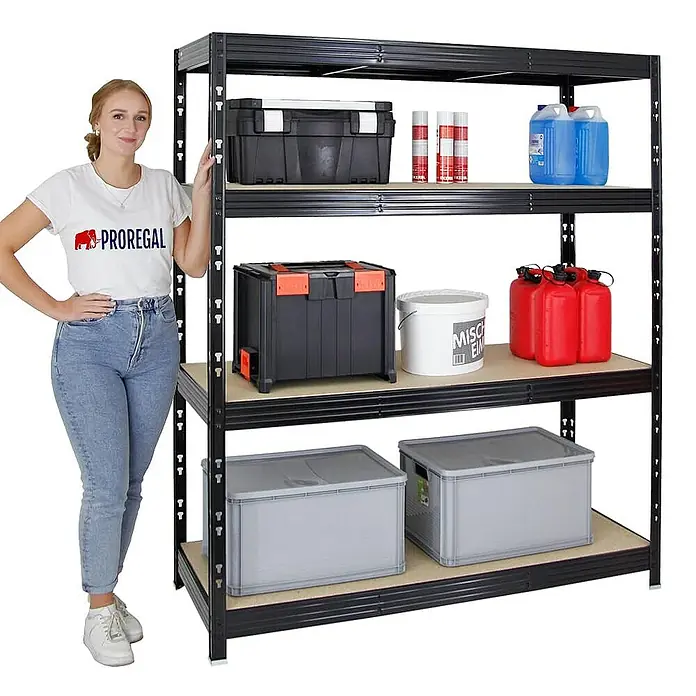 Proregal Schwerlastregal Profi RHINO - H x B x T: 180 x 160 x 60 cm, Traglast pro Boden: 500 kg, Anzahl Böden: 4 Stk., Stecken, Schwarz - Bild eines schwarzen Metallregals mit vier Ebenen, beladen mit verschiedenen Aufbewahrungsboxen und Behältern.